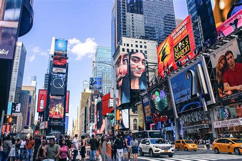 Times square is the only neighborhood with zoning ordinances requiring building owners to display illuminated signs.10 the density of illuminated signs in times square now rivals that of las vegas. 20 ciekawostek o Times Square - Fajne Podróże