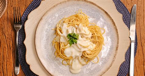 Macarrão com molho bechamel Renata