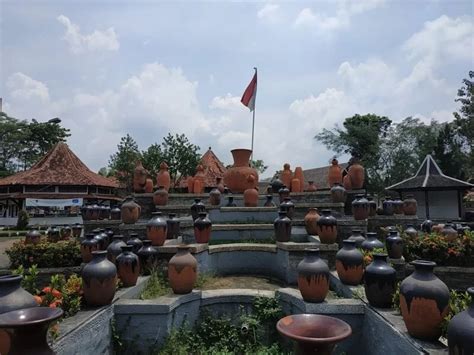 Sentra Keramik Plered Kerajinan Keramik Purwakarta Yang Indah Dan Unik