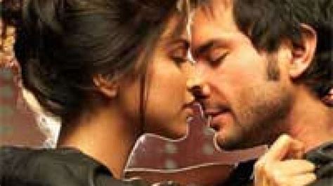 saif ali khan deepika padukone kiss love aaj kal kissed 5 times filmibeat