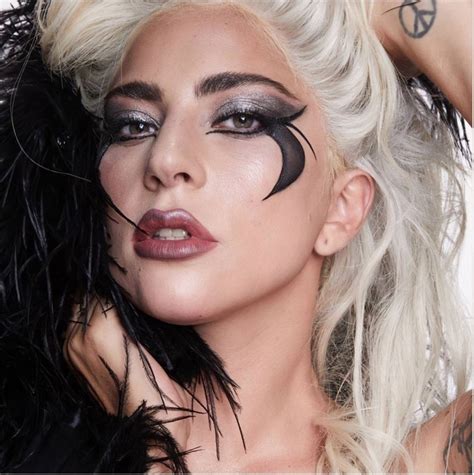Hily Designs Lady Gaga Lleva Los Looks De Belleza De Haus Laboratories