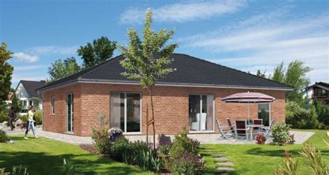 Oaspeții se pot relaxa și în grădină. Haus B120 (Hauslinie Bungalow) | OPTA Massivhaus