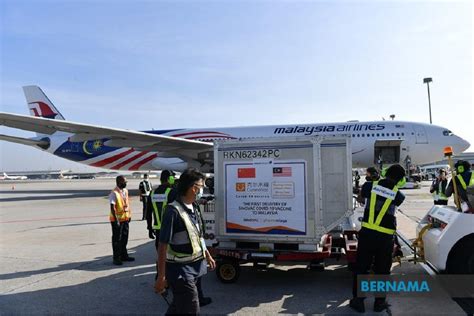 Malaysia expects to buy enough supplies to cover more than 80% of its population, according to malaysia has signed a deal to procure 6.4 million doses of astrazeneca's coronavirus vaccine, and is. Malaysia takes delivery of Sinovac Covid-19 vaccine
