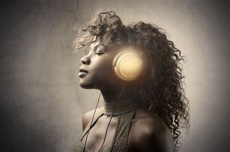Premium Photo Beautiful Afro Woman Listening To Music
