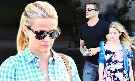 Reese Witherspoon Meets Up With Ex Ryan Phillippe And Daughter Ava