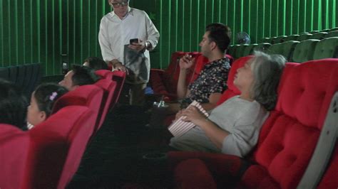In Ritardo Uomo Passeggiate Per Film Teatro Posto A Sedere Usi Mobile
