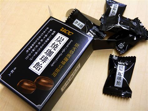 Canned coffee is available in supermarkets and convenience stores (コンビニ, kombini). 数々のコーヒーを出すUCCによるキャンディ「炭焼珈琲飴」試食レビュー - GIGAZINE