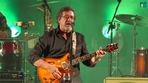Rui veloso , born in 1957, is a portuguese rock singer and musician. Rádio Vizela | Rui Veloso - YouTube