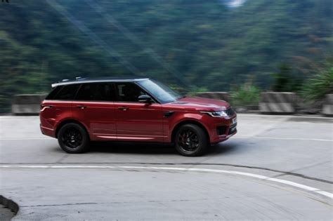 The steering wheel seems to mix physical switches and buttons with capacitive sensors. 2022 Range Rover Sport might pack a twin-turbo BMW V8