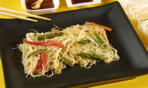 Receta de Fideos de arroz con verduras y salsa de soja ...