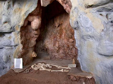 Show Caves Of Greece Spilaio Petralona Kókkines Pétres