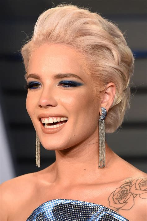 Salah satu yang bisa menjadi pilihan adalah model rambut pendek sebahu. √ 35+ Model Rambut Pendek Wanita (SEBAHU & TERBARU)