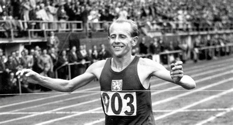 Emil zatopek was a supreme athlete, who trained with an intensity and focus, rarely matched. Las claves del éxito de Emil Zatopek - Planeta Triatlón