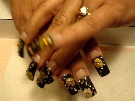 Las uñas acrílicas son una opción genial cuando quieres lucir una manicura estupenda, pero sientes que las tuyas no han crecido lo suficiente o simplemente te apetece lucir algo más profesional en un evento especial. UNAS NEGRAS CON GIRASOLES - YouTube