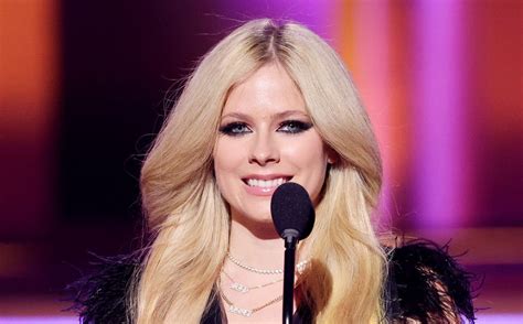 Avril Lavigne Luce Un Vestido De Tutú Inspirado En Love Sux En La Alfombra Roja De Los Grammy