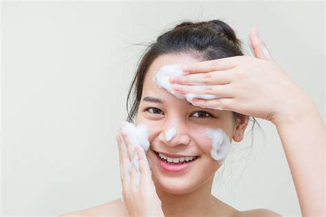 10 Rekomendasi Facial Foam Untuk Wajah Lebih Cerah Tahun 2020 Chirpstory