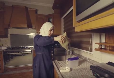 لم تعلن العائلة عن مرض خالد إلا أنه خمن الجمهور أن يكون مصاب بكورونا، خاصة وأنهم ذكروا بالفيديو أن رئته جيدة وأنه موضوع على جهاز أما في يتعلق بعائلة مقداد فهي المكونة من 8 أفراد، وهم خالد المقداد ومروة حماد، وليد، والمعتصم بالله (عصومي)، وجنى، واياد، وجاد، وأصغرهم. جديد اخدث صور مروة حماد زوجة خالد مقداد 2018 من البيت