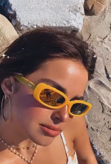 Addison Rae S Selfie In The Beach Accesorios Casual