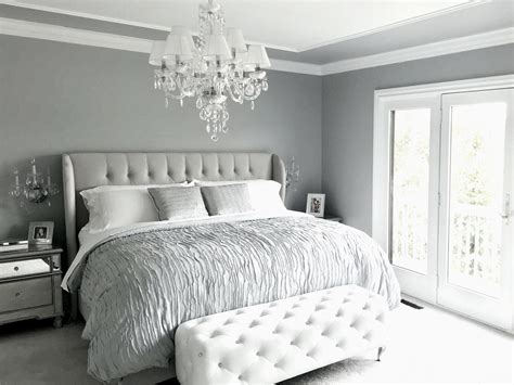 This gray bedroom idea is a great idea to design a feminine bedroom. Gray decoration for bedrooms. How to look elegant and warm.