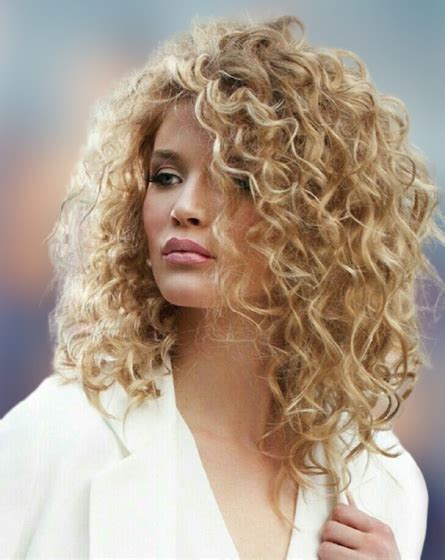 28 Long Curly Hairstyles For 2021 Secret To A Cool Look Ombre Curly