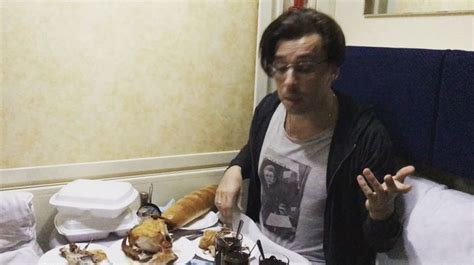 Юмористу максиму галкину сегодня исполнилось 45 лет. "Я под столом": Максим Галкин опубликовал фото молодой ...