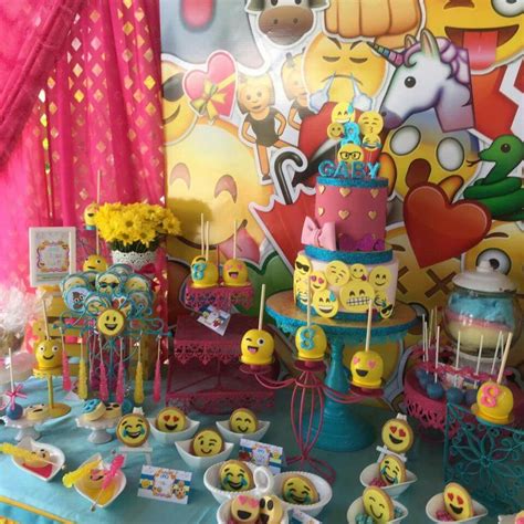 Emoji Candy Bar Gabys 8th B Day Party¡ Emoji Birthday Party Emoji