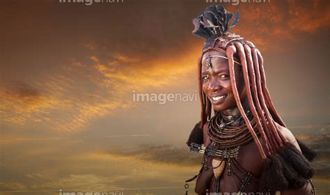 【若い女性 20代 アフリカ人 裸 部族 観光名所 曇り】の画像素材 21544043 写真素材ならイメージナビ