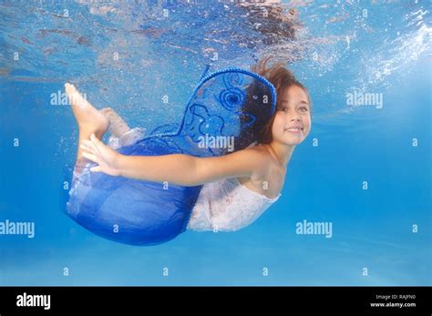 Mädchen Mode Präsentieren Unter Wasser Im Pool Odessa Ukraine Osteuropa Stockfotografie Alamy
