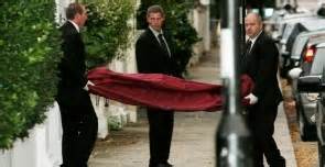 Mitch winehouse wipes his eyes outside golders green crematorium in london, july 26, 2011, following the funeral service of his daughter, singer amy winehouse. Amy Winehouse, oggi il funerale E' mistero sulle cause ...