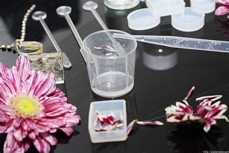 Faux flowers in resin, fake flowers in resin, floral resin art, flower resin cast, resin layer pour. Preserving Flowers in Resin - How to Cast Fresh Flowers in ...