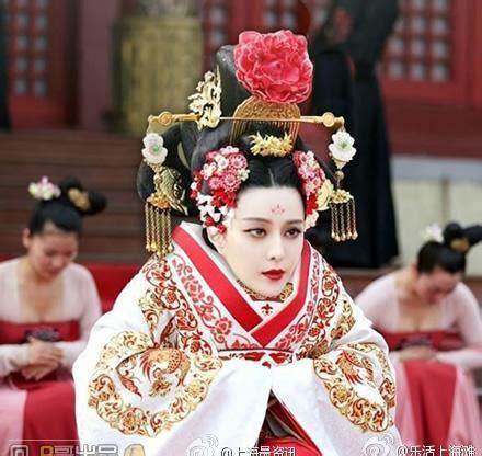 Season one, the flowers filled the palace and missed the time, ten miles of peach blossoms after story. Chinese internet seethes with outrage after cleavage cut ...