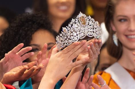 The Miss Universe Crown Is Sparkly Super Expensive And You Can Try It On