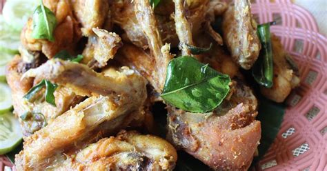 Tentunya kalian pada kangen dong ya kan hehehe iyain aja deh. Resep Ayam goreng daun jeruk oleh Dapure Icha - Cookpad