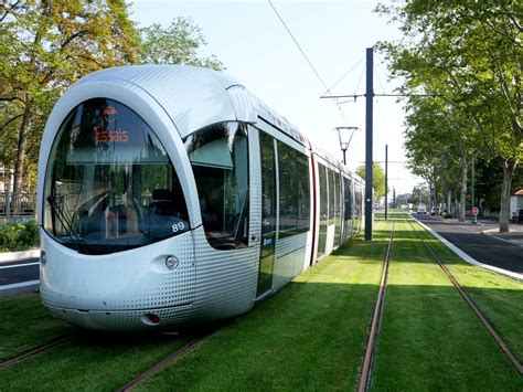 Line t4 is different from the others in that it is a green line that comprises over 18 different landscaping features. Lyon inaugurates its 6th tram line and invests 1.2 billion ...