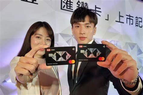 2020 年的機場停車相關優惠，大致上沒有太大的變動。 國泰世華的白金卡~鈦金商務間的卡等，從 1 年 2 次，每次 7 天，略為縮減為每次 7 天。 另外元大銀行過去的規則要求當次海外消費達 3 萬以上，方得享有免費停車優惠，改為和大多數銀行類似「刷卡支付當次出國機票或團費. 回饋率喊上6％ 滙豐「匯鑽卡」超級會賺 - 財經 - 中時
