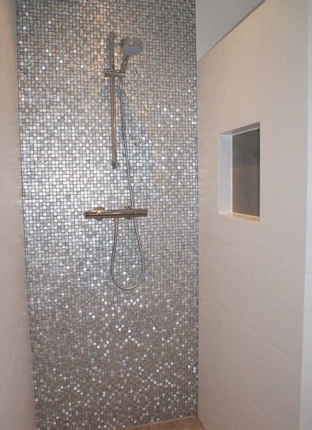 Bekijk meer ideeën over tegel badkamer, badkamer, tegels. Badkamer met mozaïek en nisjes - Secuur Tegelwerken | Modern bathroom, Silver bathroom, Bathroom ...