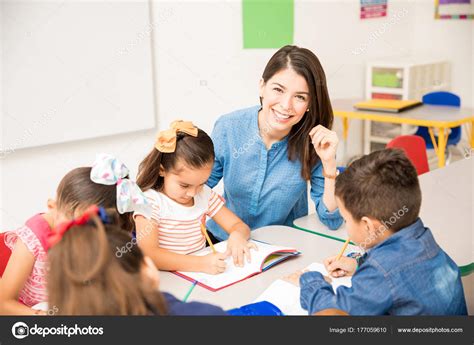 Retrato Una Hermosa Maestra Preescolar Hispana Enseñando Sus