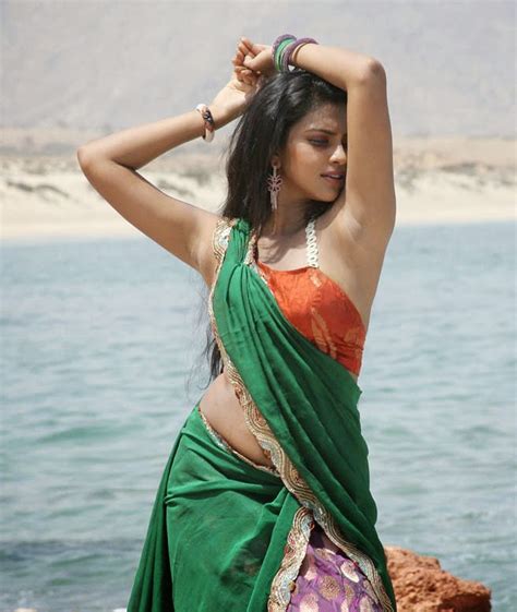 Amala Paul Hot In Saree Pallu Drop Big Boobs Deep Navel Armpits