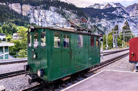 Alte Lokomotive Am Bahnhof Lauterbrunnen In Der Schweiz Stockbild
