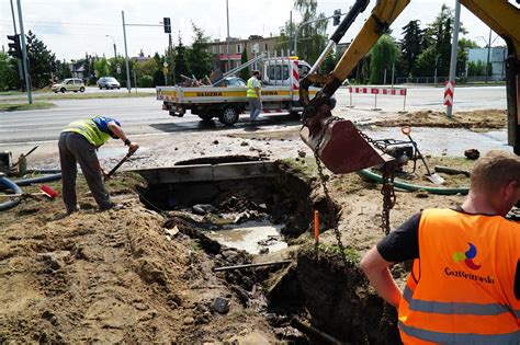 Poznań Ktoś uszkodził rurę na skrzyżowaniu ul Warszawskiej i