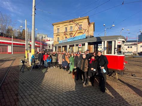 Po absolvování univerzity karlovy strávil několik let na famu. Do nového videoklipu k písni Mezi námi přizval Michal ...