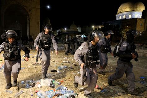 Israeli Police Palestinians Clash At Jerusalem S Al Aqsa Mosque Cbc Ca