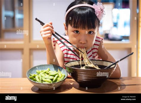 Asiatische Kleinen Chinesischen Mädchen Essen Ramen Nudeln In Einem