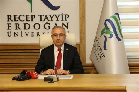 Babası hadis alimi muhammed emin saraç'dır. Recep Tayyip Erdoğan Üniversitesi