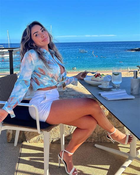 Diana Maux From Colombian Fitness Coach To Instagram Sensation Hollytales
