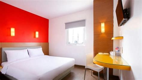 Yang lebih dikenal adalah bolster, yaitu bantal yang berbentuk panjang. Biasa Tidur di Rumah Peluk Guling tapi Kenapa di Hotel ...
