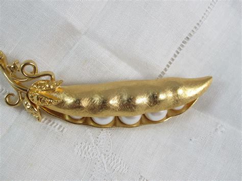 Vintage Signed Crown Trifari Peas In Pod Brushed Gold Tone Faux Pearl