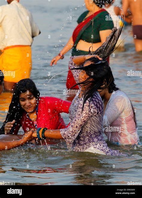 Allahabad Inde 07th Juin 2015 Pour Prendre Un Bain Dans Les Eaux Du Gange Pendant Un été