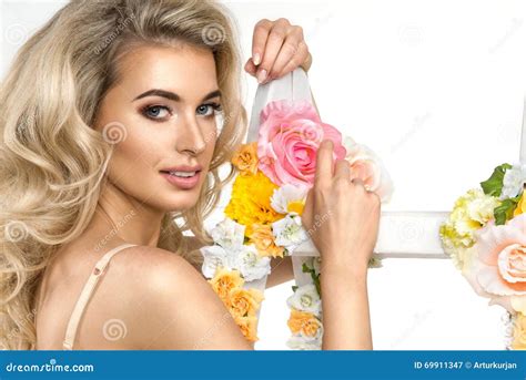 Bezaubernde Curvy Blonde Frau Stockbild Bild Von Ideal Abbildung
