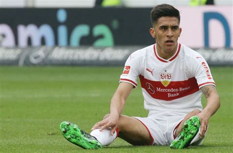 Trikot vfb stuttgart auswärts 2020/2021. Nicolas Gonzalez und der VfB Stuttgart am Boden. Unsere ...